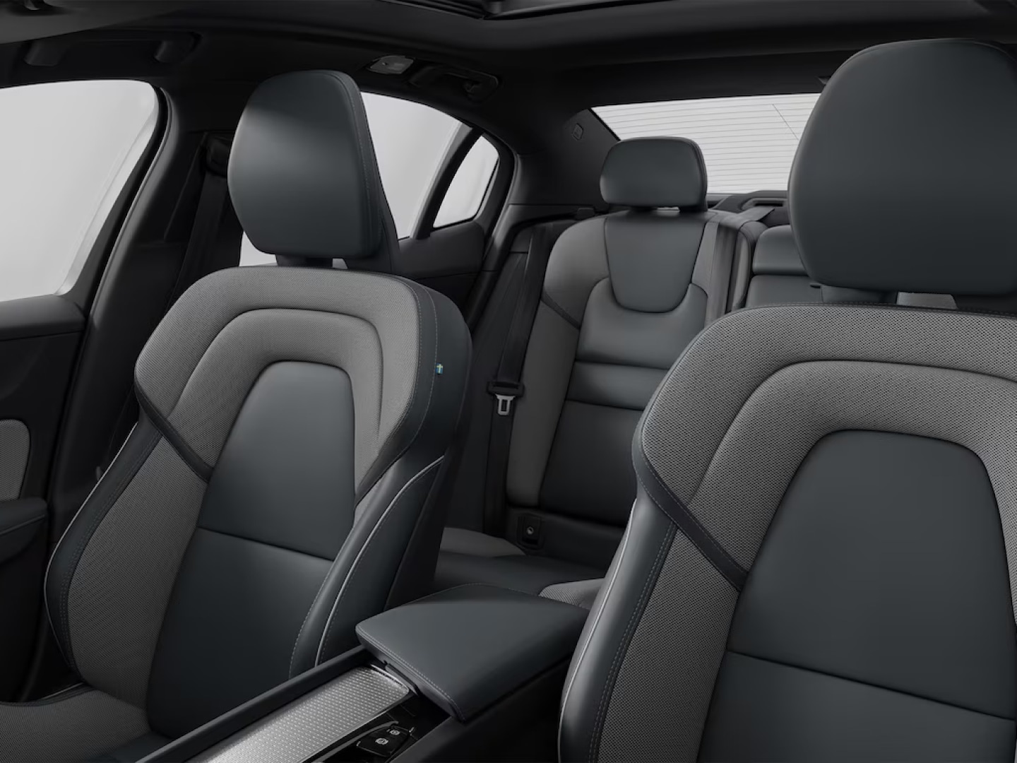 Interior del Volvo S60 semihíbrido con asientos con tapizado de tela y cuero gris oscuro.