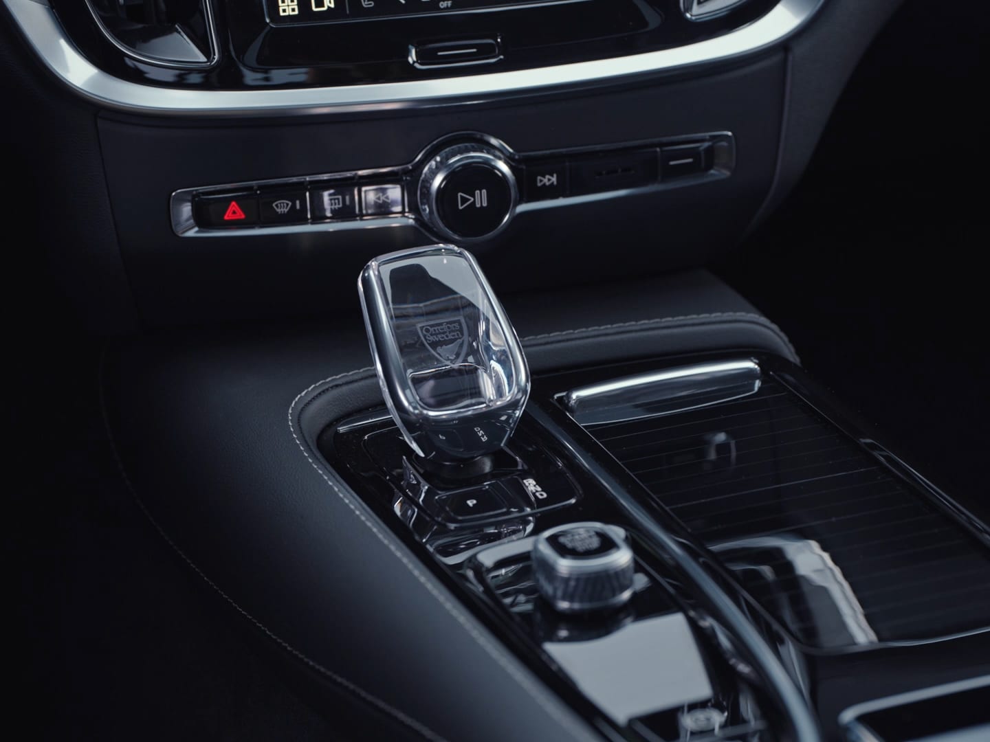 En el interior de un Volvo S60 Recharge, una palanca de cambios hecha de auténtico cristal sueco de Orrefors.