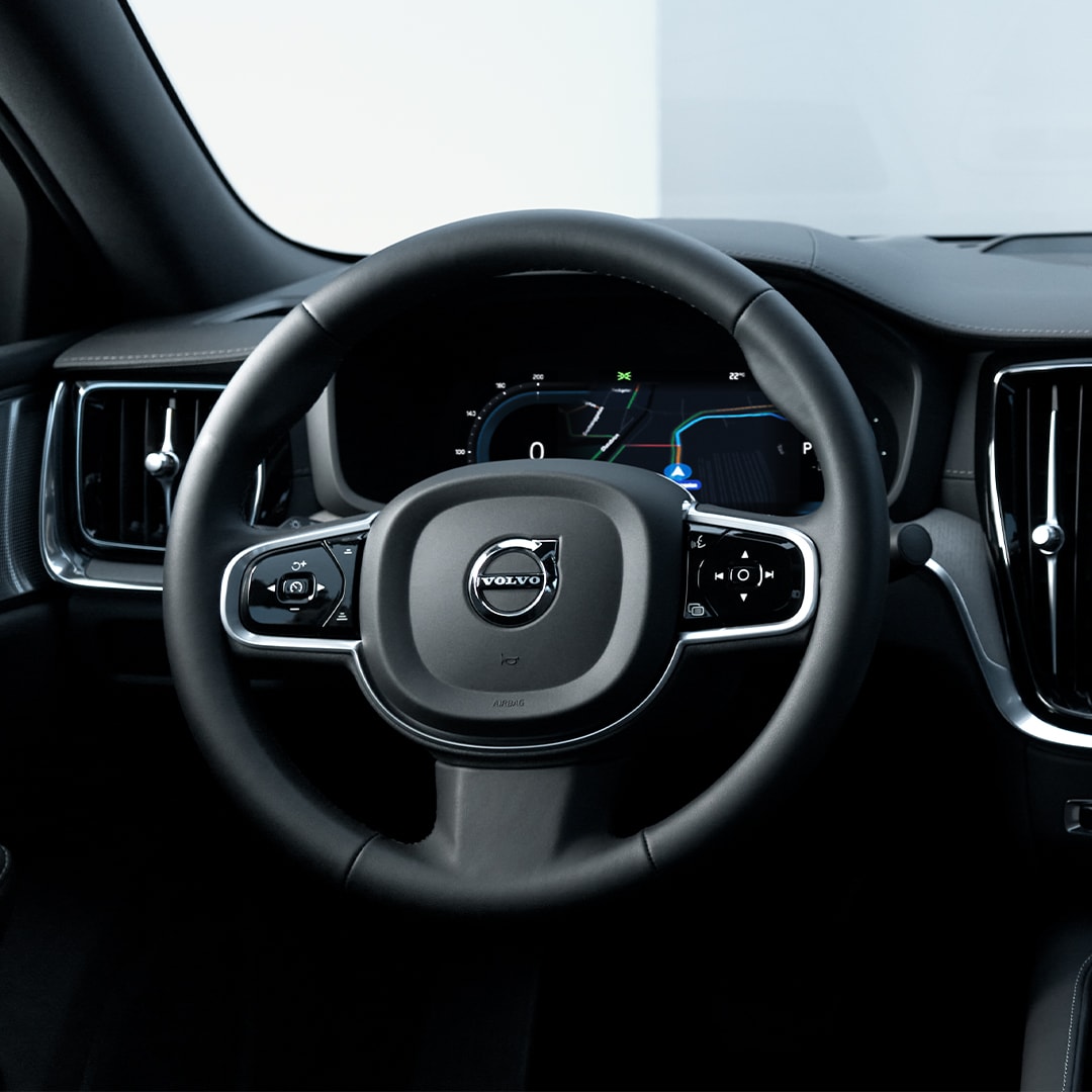 Perspectiva șoferului asupra volanului, tabloului de bord, gurilor de ventilație și ecranului tactil pentru informații și divertisment ale modelului Volvo S60 Recharge plug-in hybrid.
