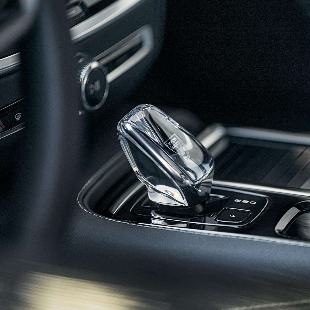 Bouton de démarrage et levier de vitesses en cristal sur la console centrale de la Volvo S60 Recharge hybride rechargeable.