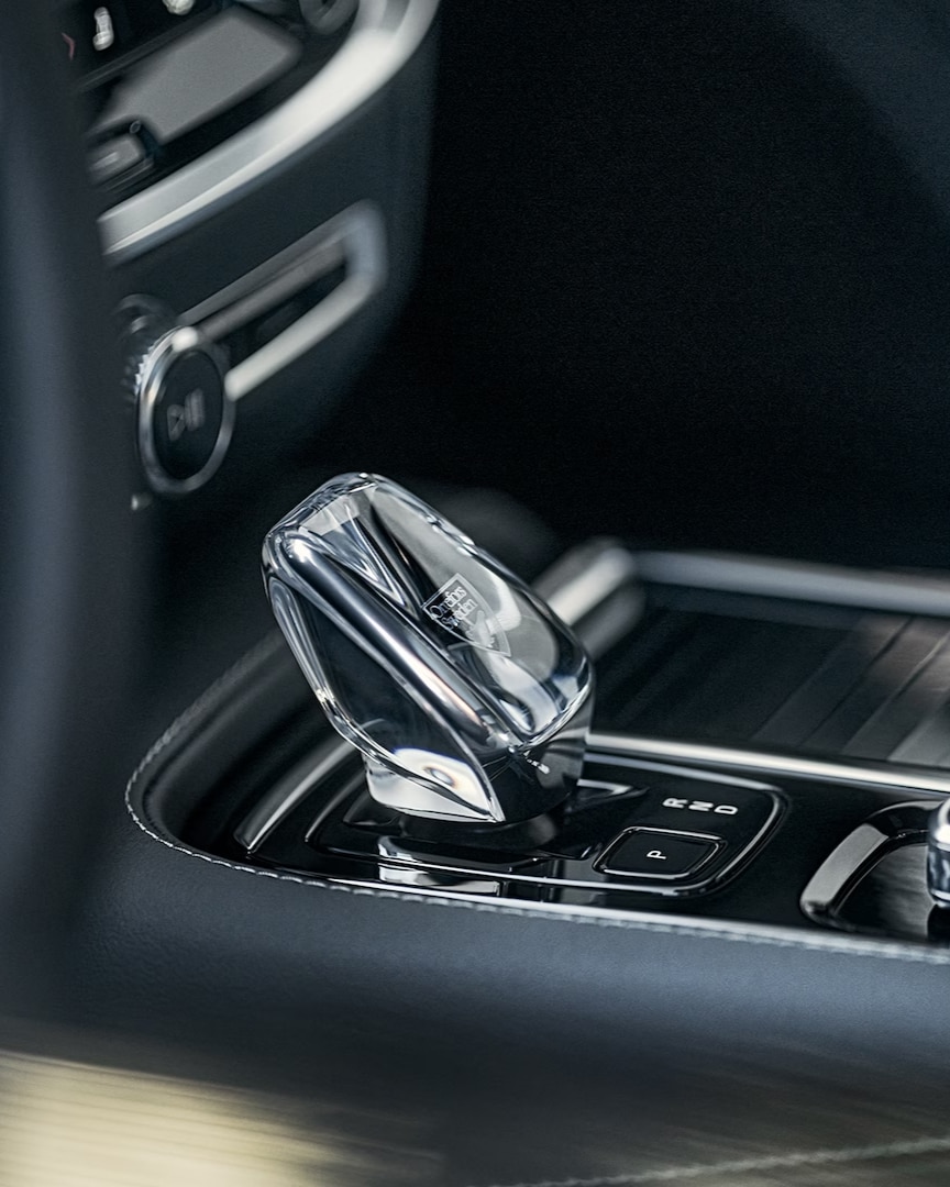 Botón de arranque y palanca de cambios de cristal en la consola central del Volvo S60 Recharge híbrido enchufable.