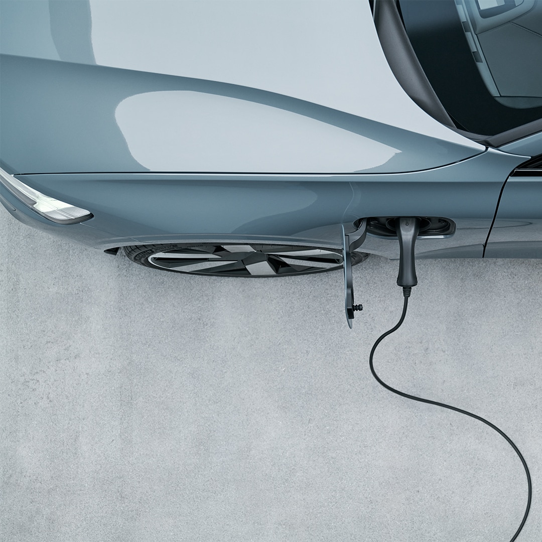Volvo S60 Recharge plug-in ჰიბრიდის მარცხენა მხრის დამტენი.