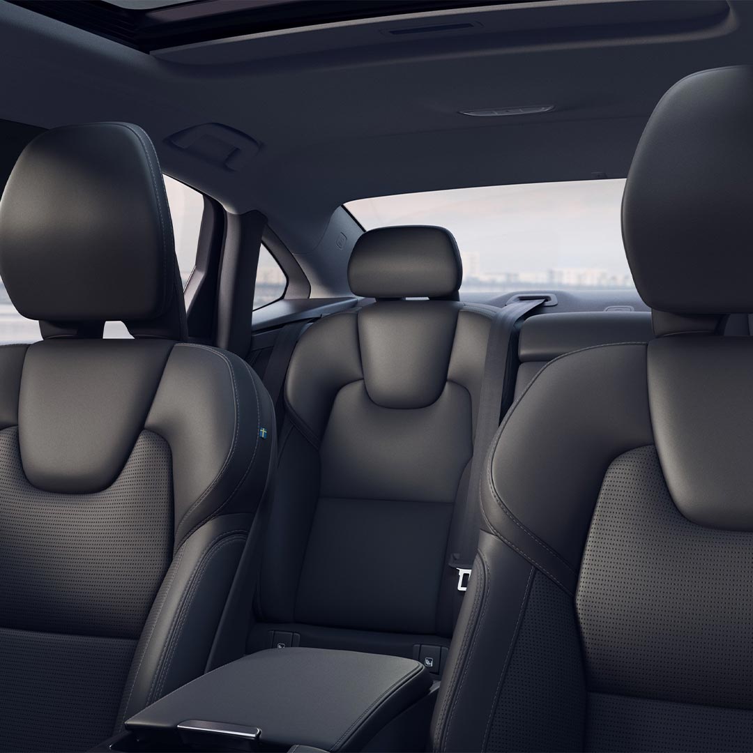 Внутрішній вигляд сидінь, оздоблених шкірою Nappa кольору Charcoal, у Volvo S90.