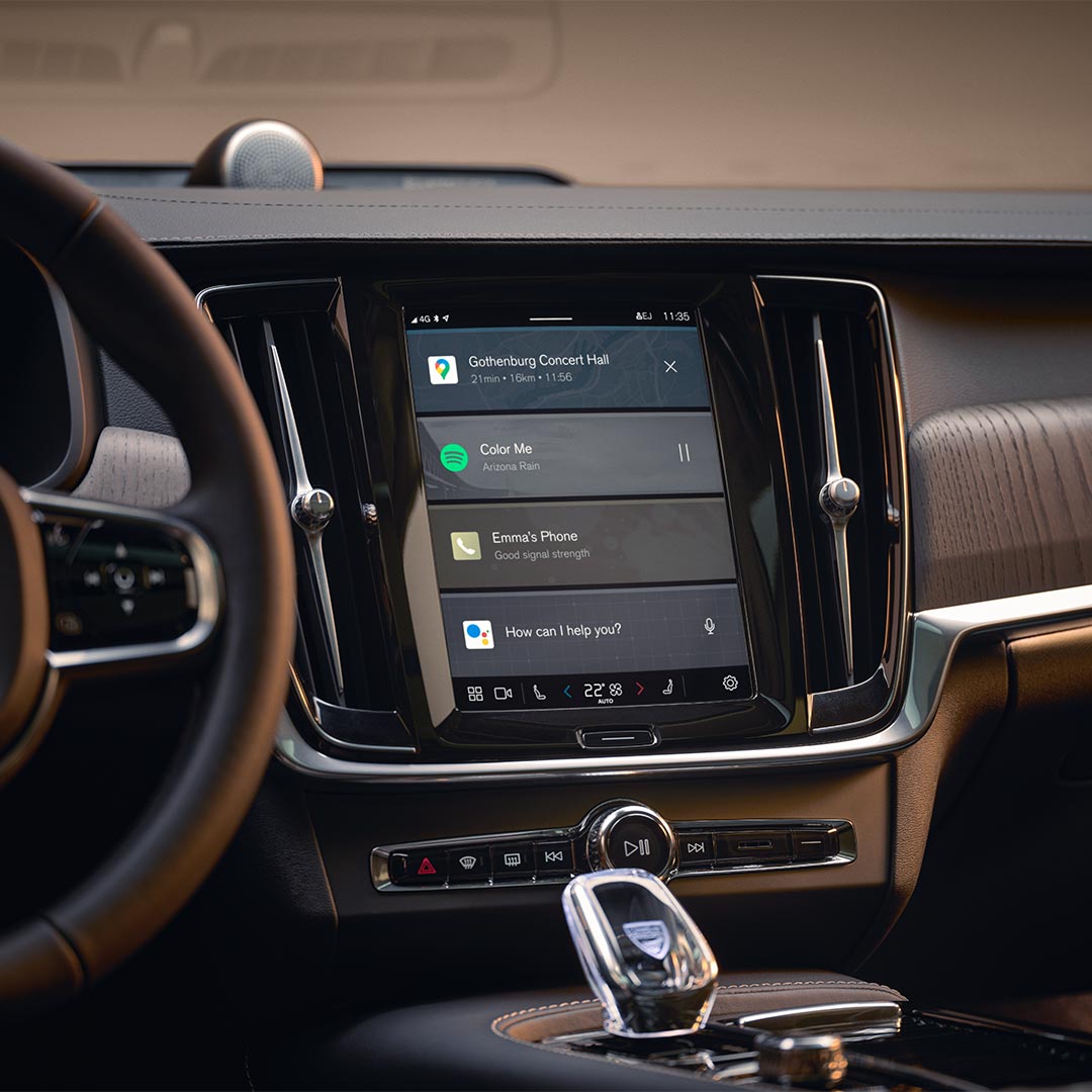 Nahaufnahme des hochauflösenden zentralen Touchscreen-Displays im Tablet-Stil des Volvo S90.