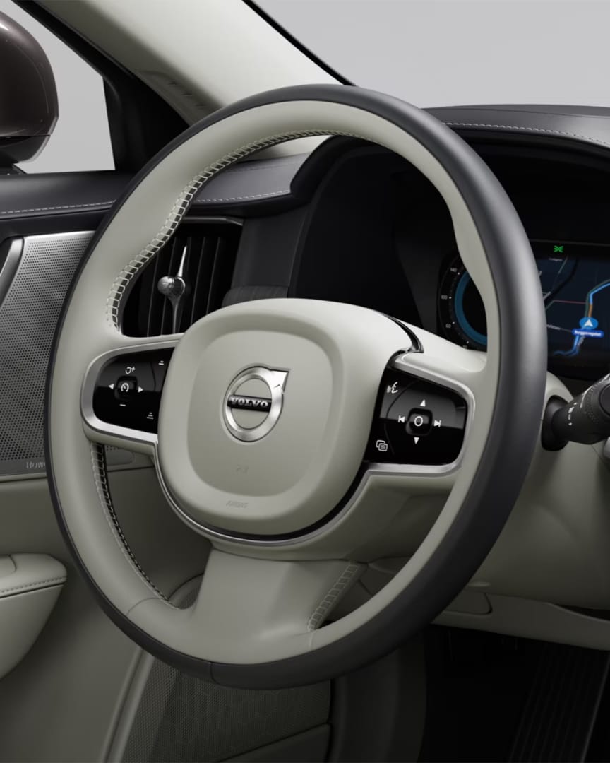 Asiento del conductor y consola central en el Volvo S90.