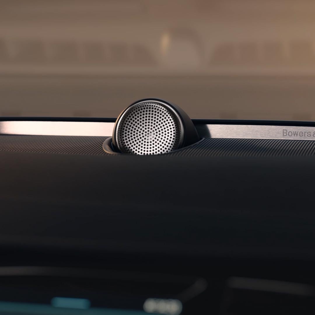 Uvećani prikaz zvučnika brenda Bowers & Wilkins u automobilu Volvo S90.