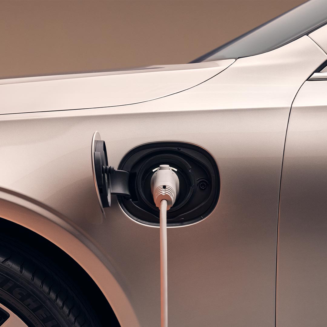 Зображення зарядного кабелю, підключеного до plug-in гібрида Volvo S90.