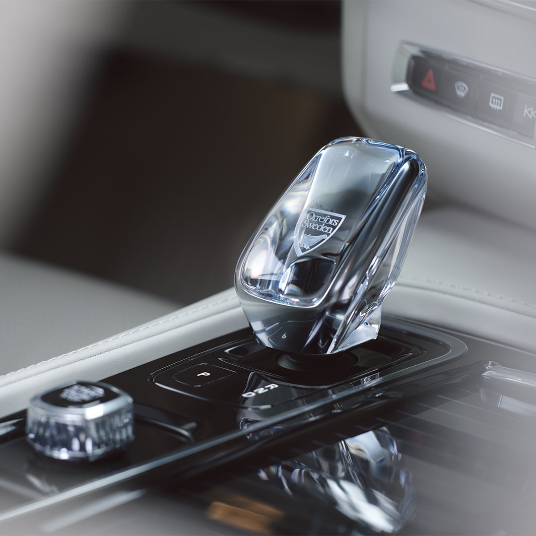 Un selettore marce trasparente in autentico cristallo svedese di Orrefors in una Volvo S90 Recharge.
