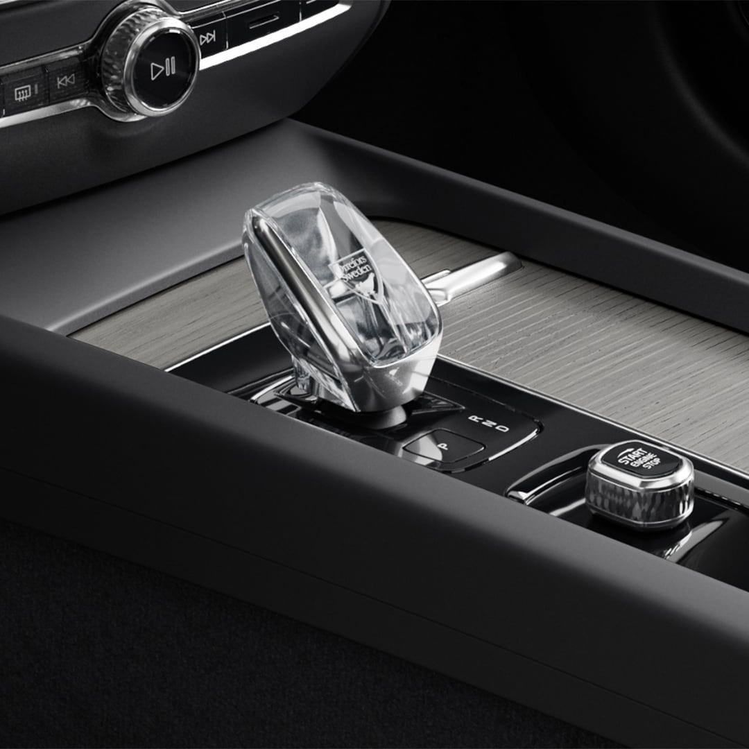 Botón de arranque y palanca de cambios de cristal en la consola central del híbrido enchufable Volvo V60 Cross Country.
