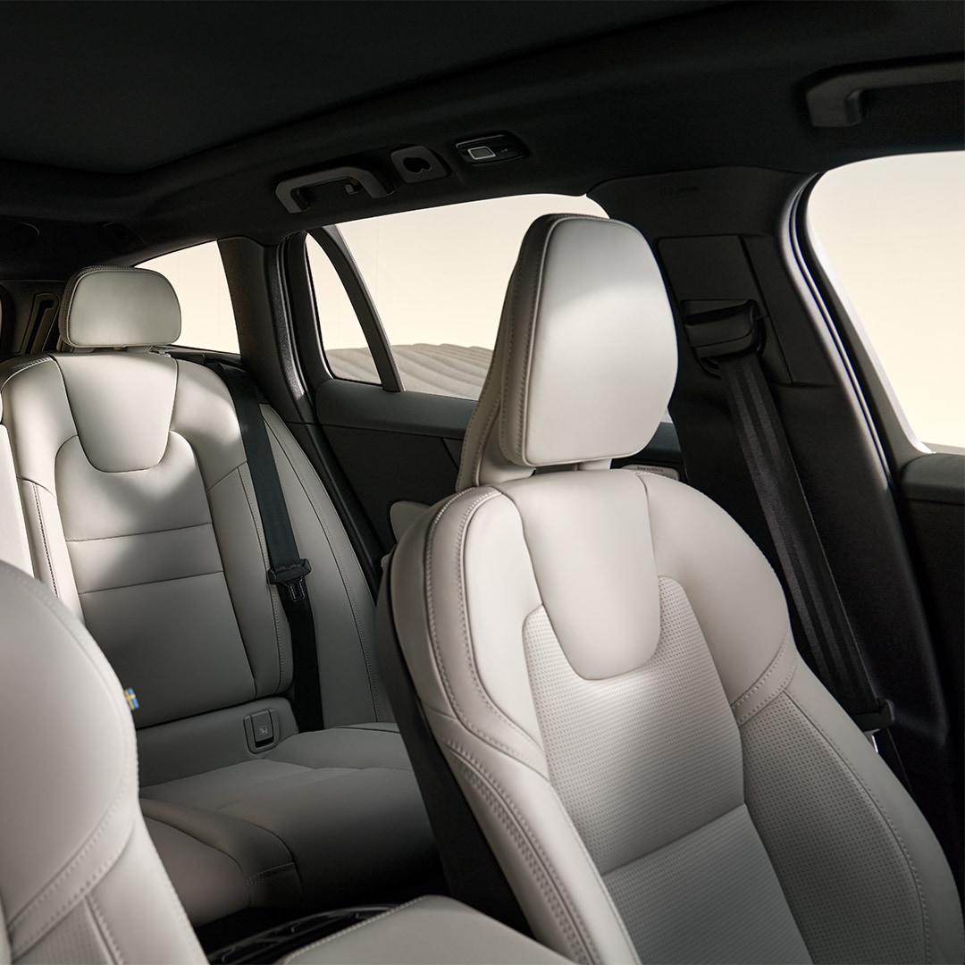 Priekšējie un aizmugurējie sēdekļi ar ādas apdari Volvo V60 Cross Country automašīnā.