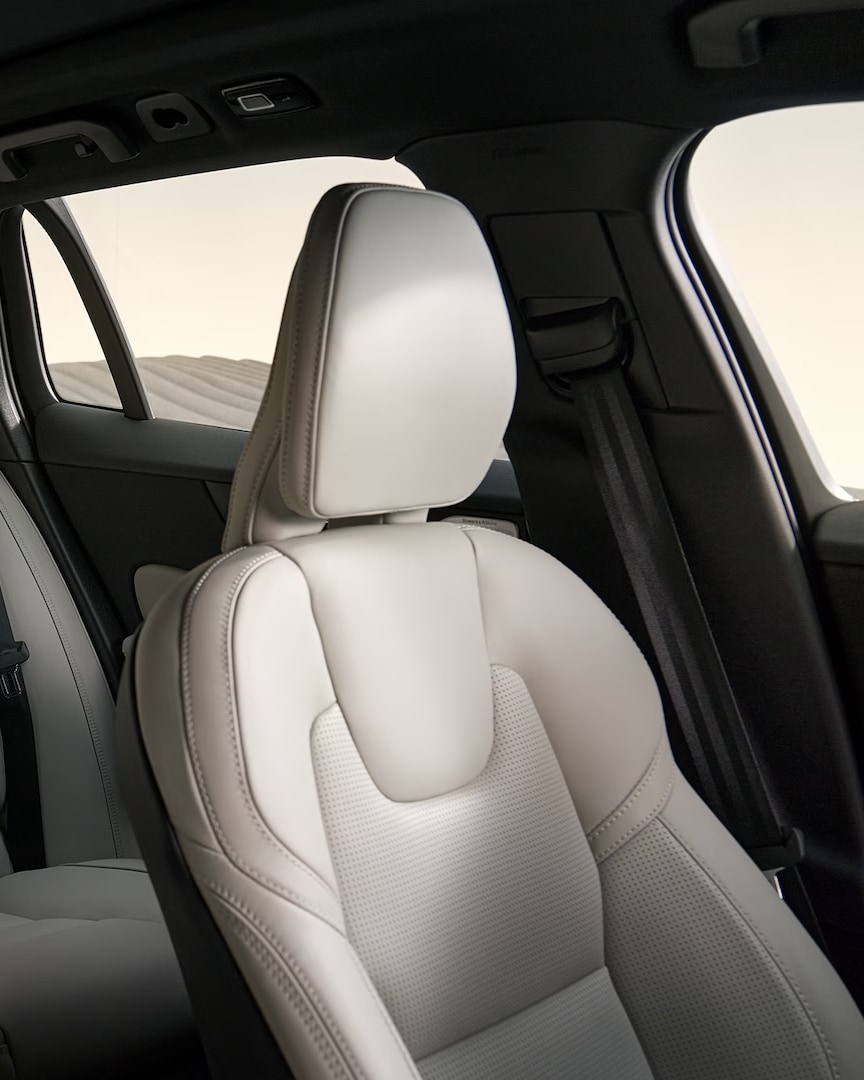 Front and rear leather upholstered seats in the Volvo V60 Cross Country.