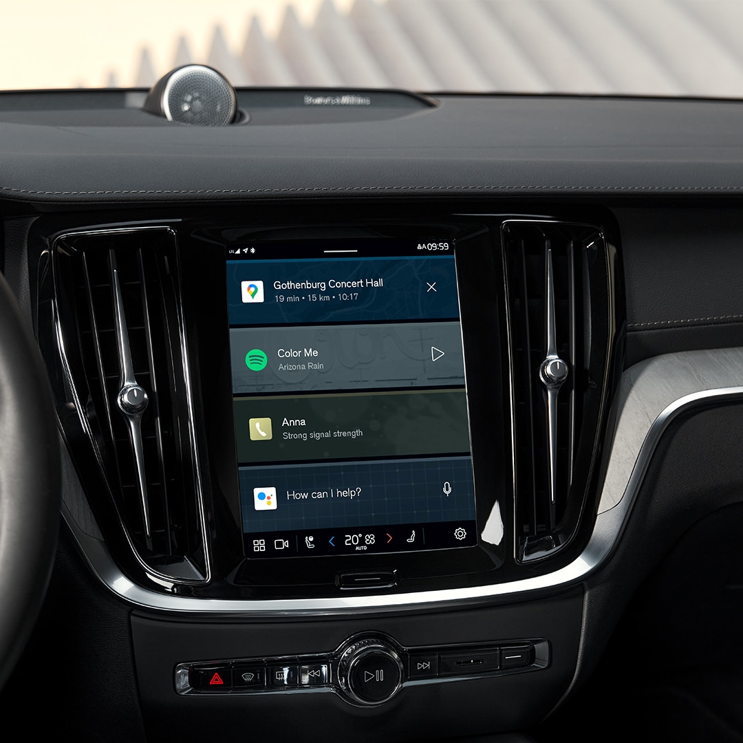 Volvo V60 Cross Country'nin ön panelinde bilgi-eğlence ekranı, Bowers & Wilkins hoparlör ve çift havalandırma.