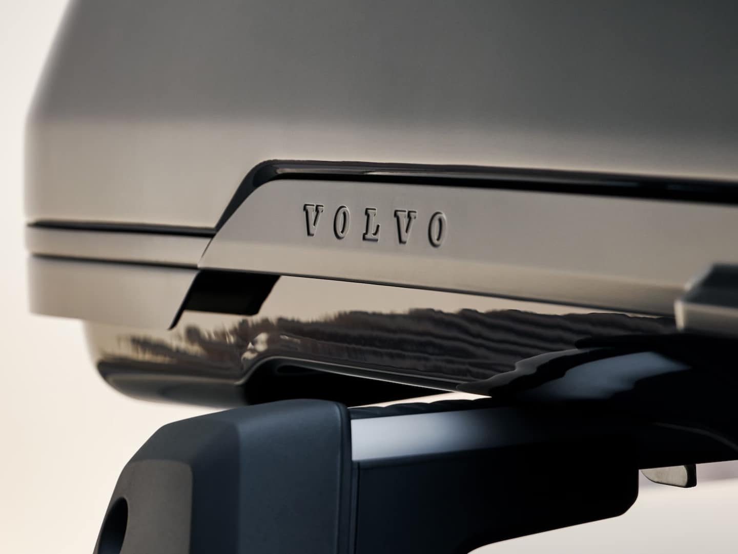Optimize loading with the new, more sustainable Volvo Cars roof box.