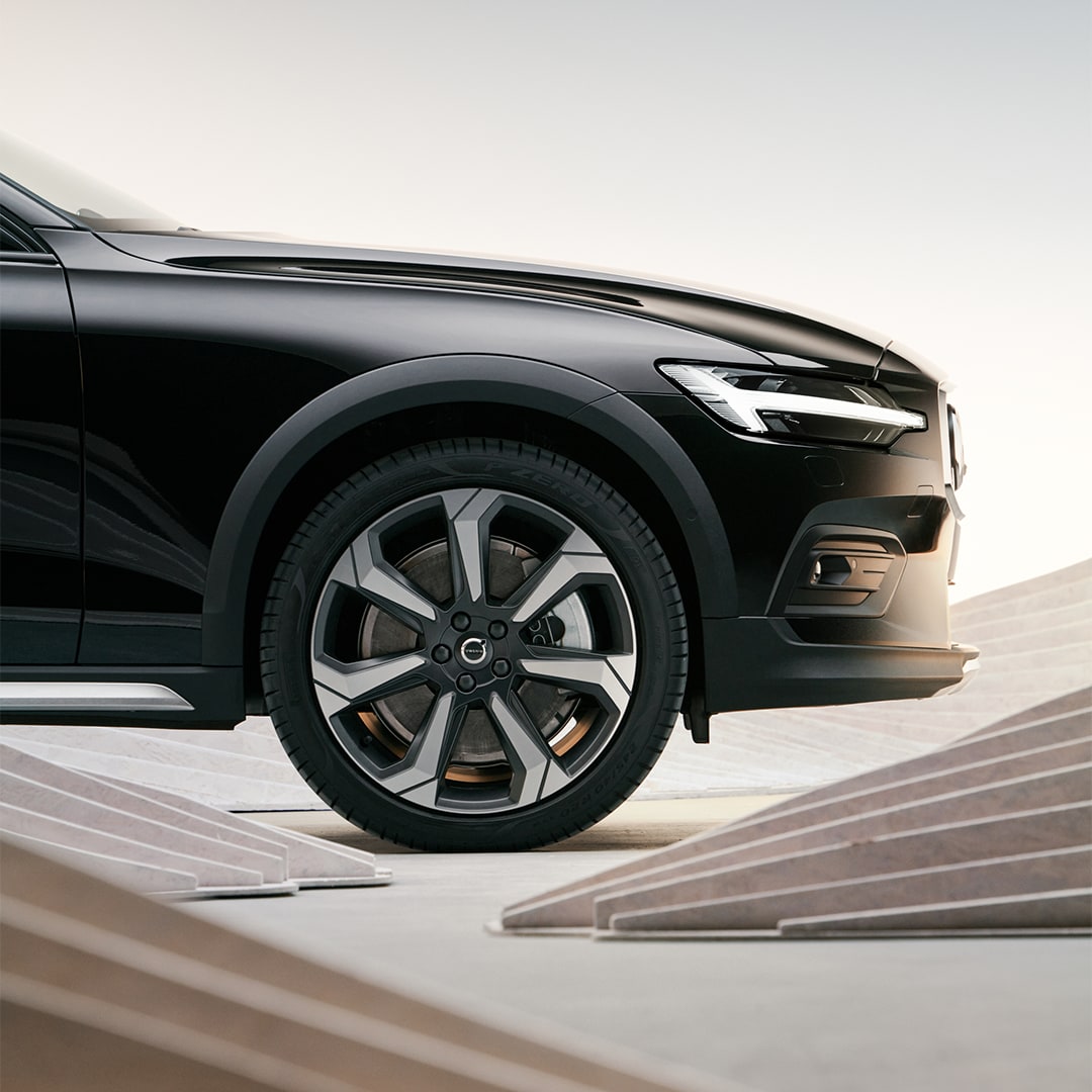 Extra stability and grip with large wheels on the Volvo V60 Cross Country.