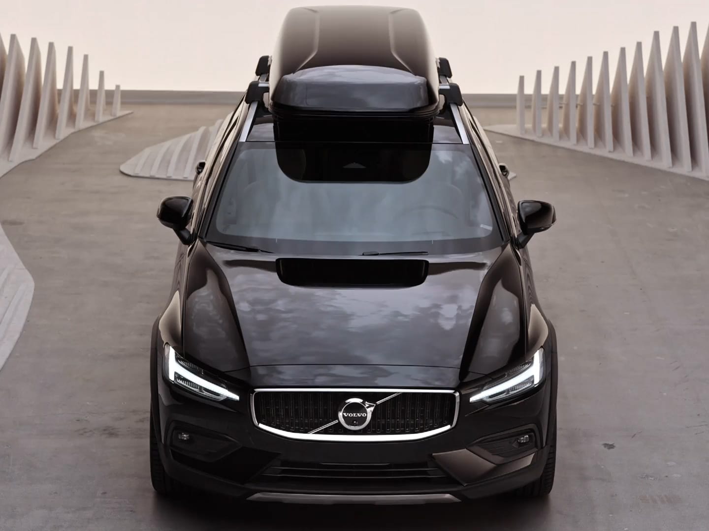 Exterior front view of the Volvo V60 Cross Country and roof box.