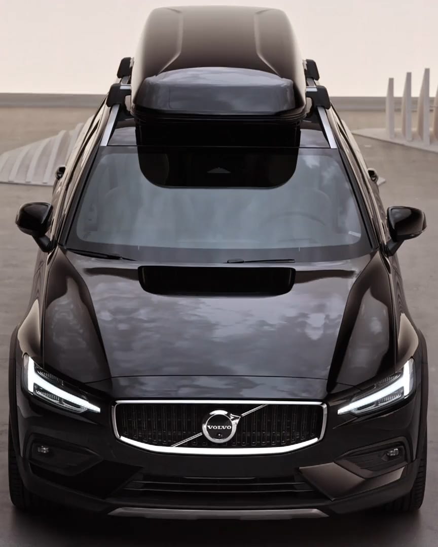 Exterior front view of the Volvo V60 Cross Country and roof box.