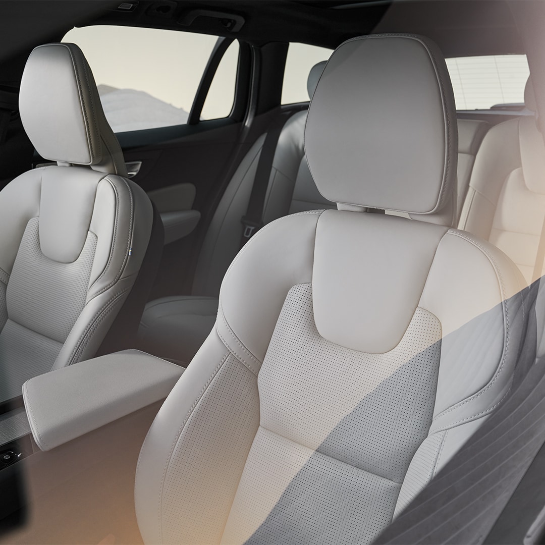 Design předního sedadla vozu Volvo V60 Cross Country se světlým koženým čalouněním.