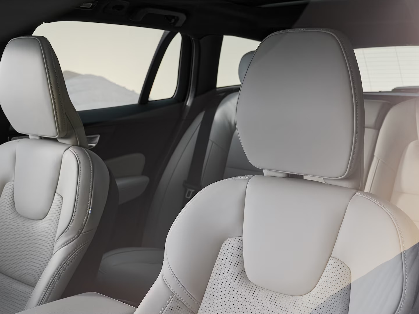 Diseño de los asientos delanteros en cuero claro del Volvo V60 Cross Country.