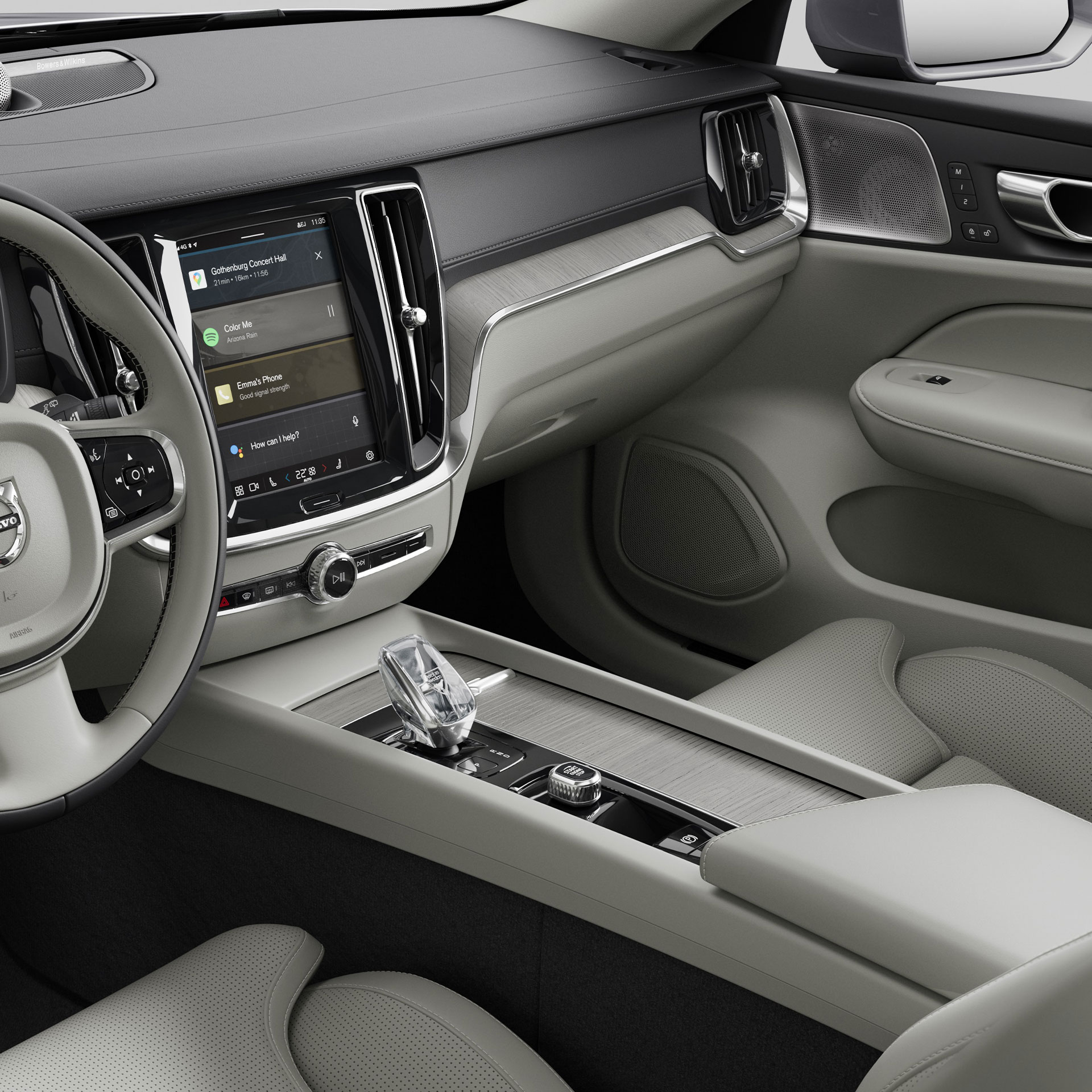 Švelniojo hibridinio „Volvo V60“ vairo, prietaisų skydelio, ventiliacijos angų ir informacijos ir pramogų sistemos jutiklinio ekrano vaizdas iš keleivio pusės.