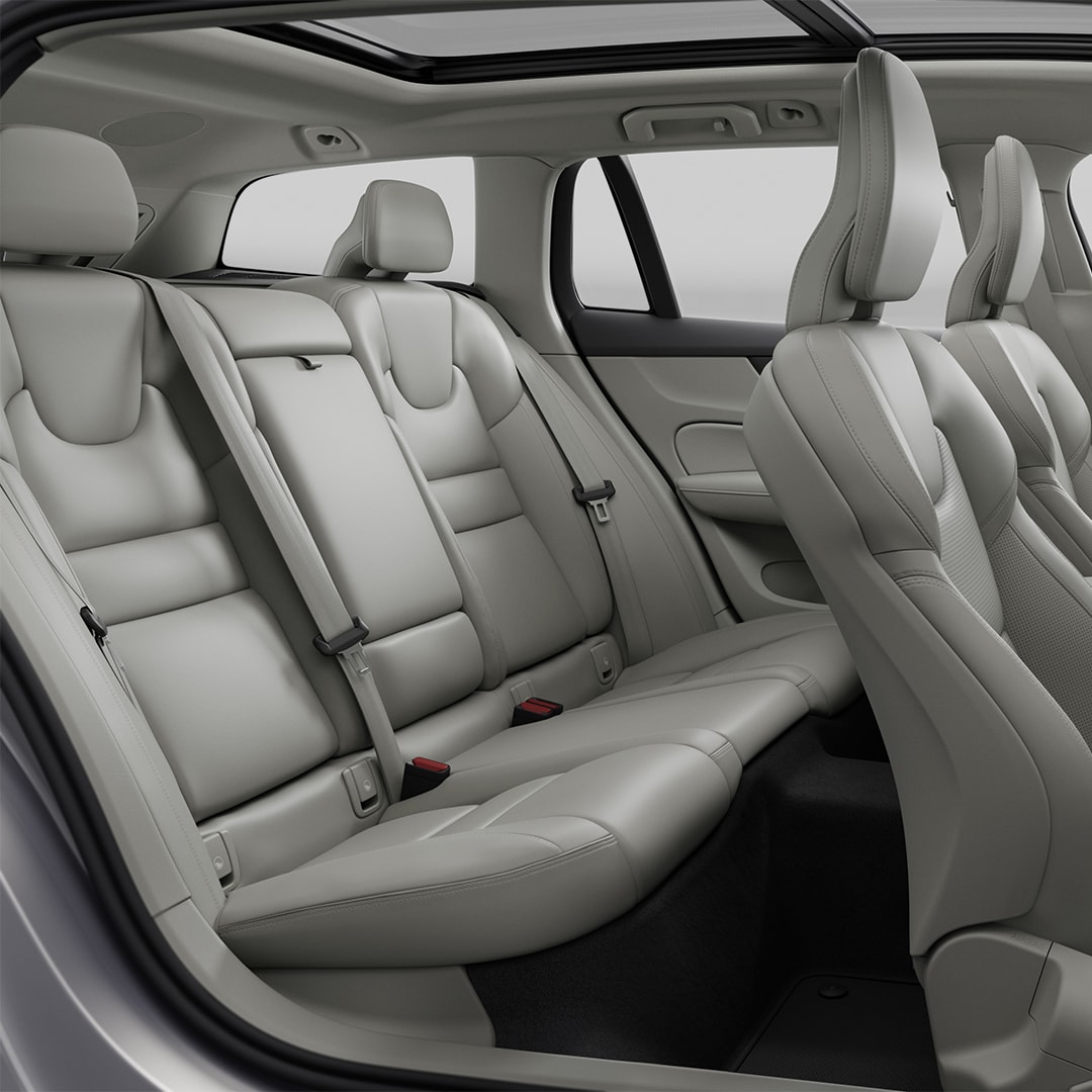 Weitwinkelblick auf sieben gepolsterte Sitzplätze aus Wolle im Innenraum eines Volvo V60 Mild-Hybrid.