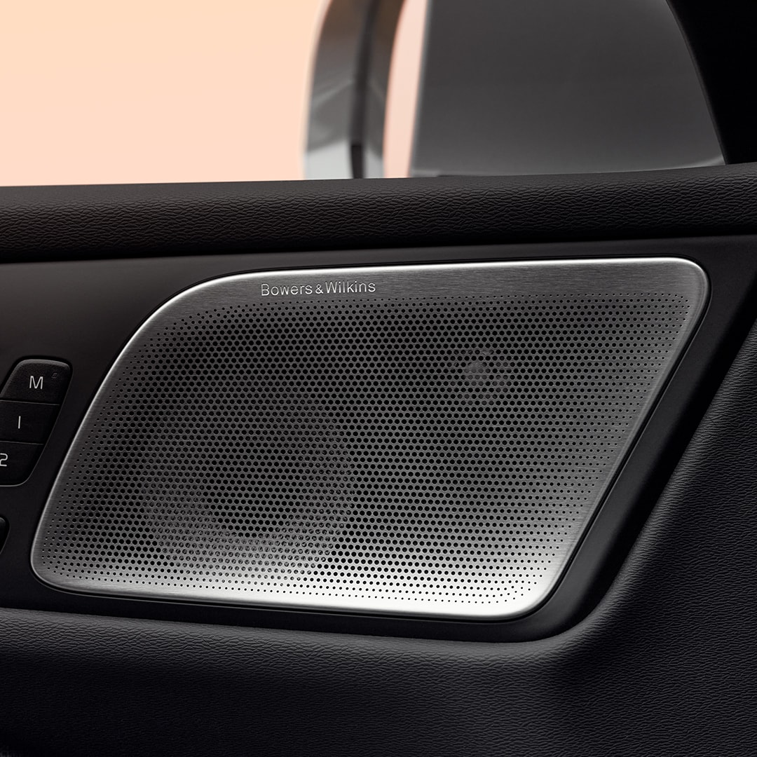 „Bowers & Wilkins“ garsiakalbis ir valdikliai švelniojo hibridinio „Volvo V60“ keleivio pusės duryse.