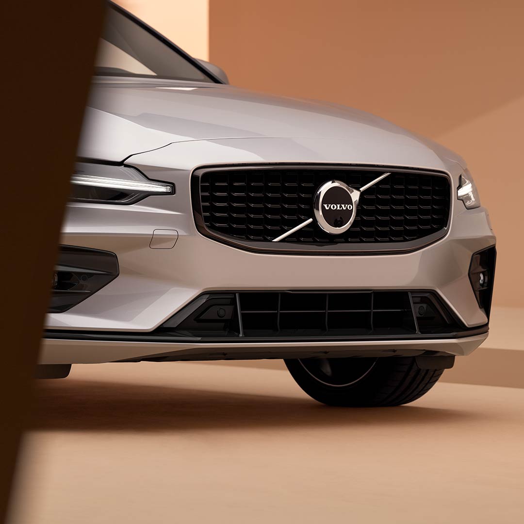 Volvo V60 高效輕油電的正面和側面外觀與標誌性格柵。