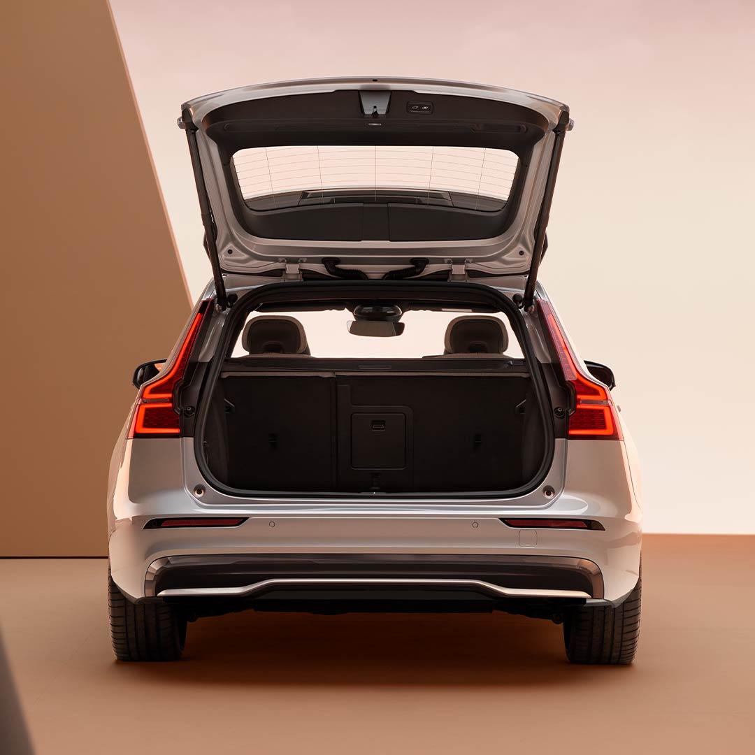 Volvo V60 高效輕油電的行李廂和大收納空間。