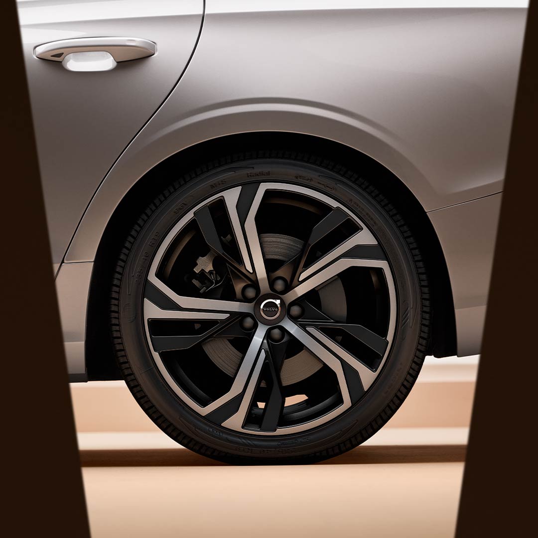 Volvo V60 高效輕油電的時尚和現代化輪轂蓋設計。