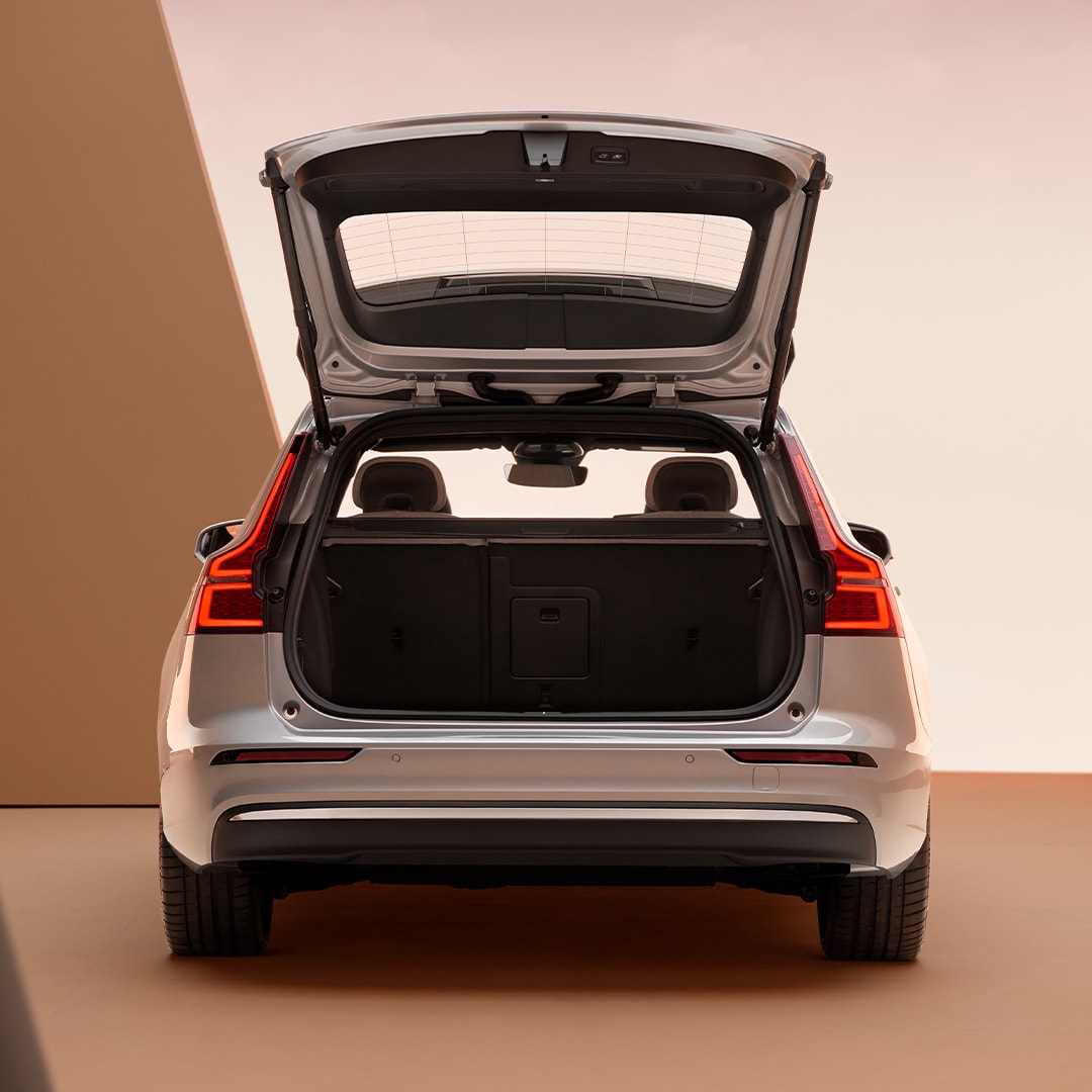 Prtljažnik in velik prostor za shranjevanje mehkega hibrida Volvo V60.