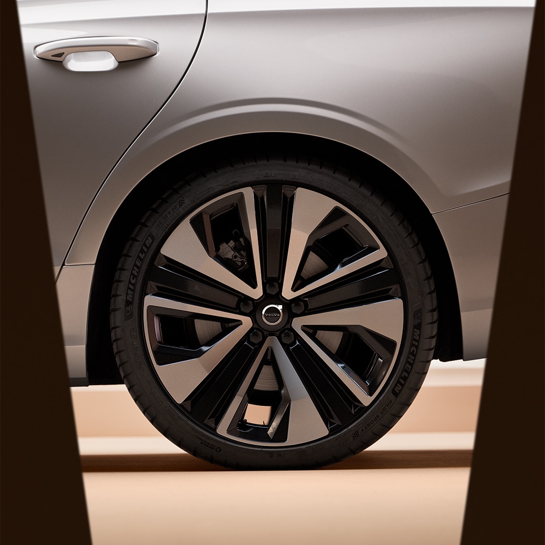 Volvo V60 mild hybrid’s sleek and contemporary hubcap design.