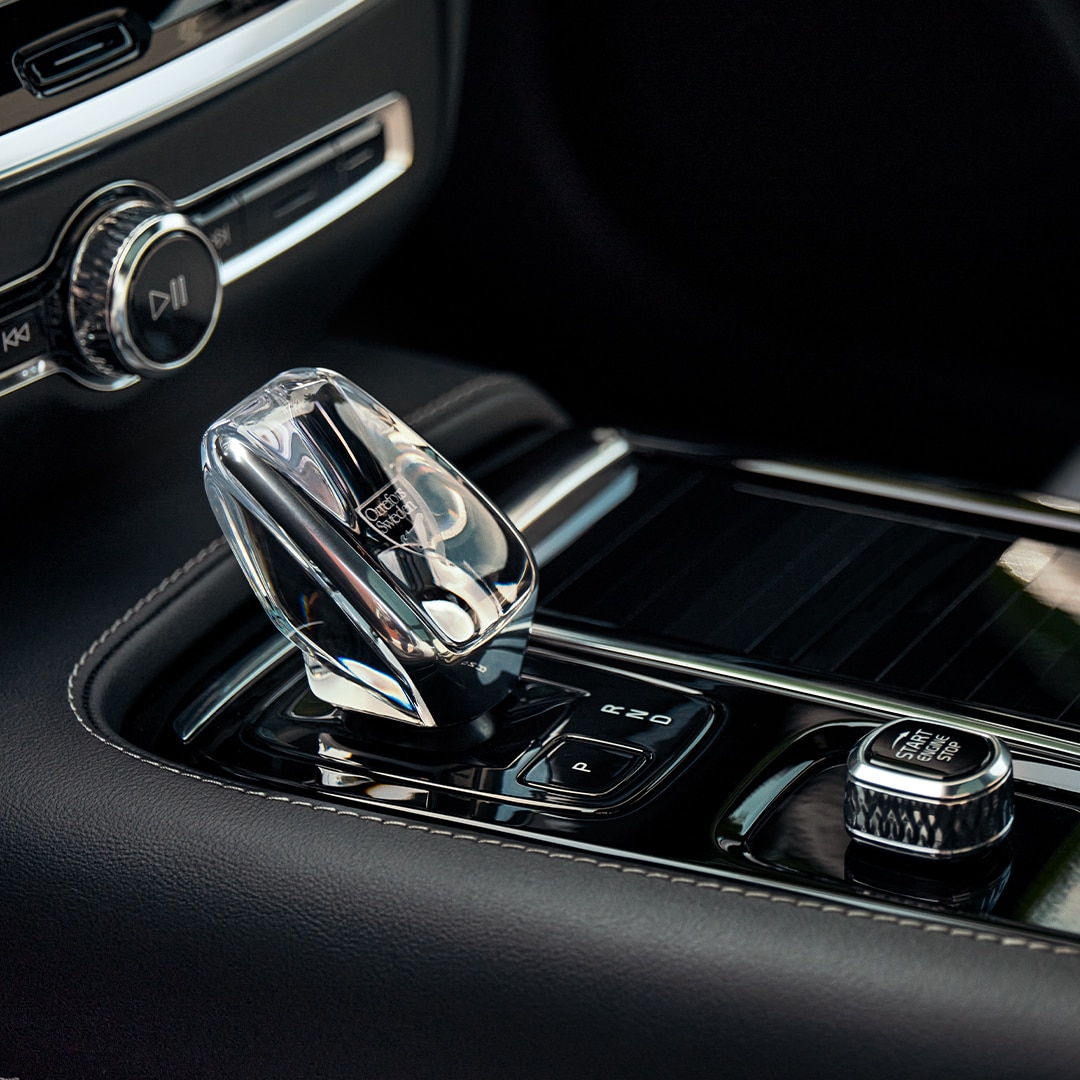 Bouton de démarrage et levier de vitesse en cristal dans la console centrale du Volvo V60 Recharge hybride rechargeable.