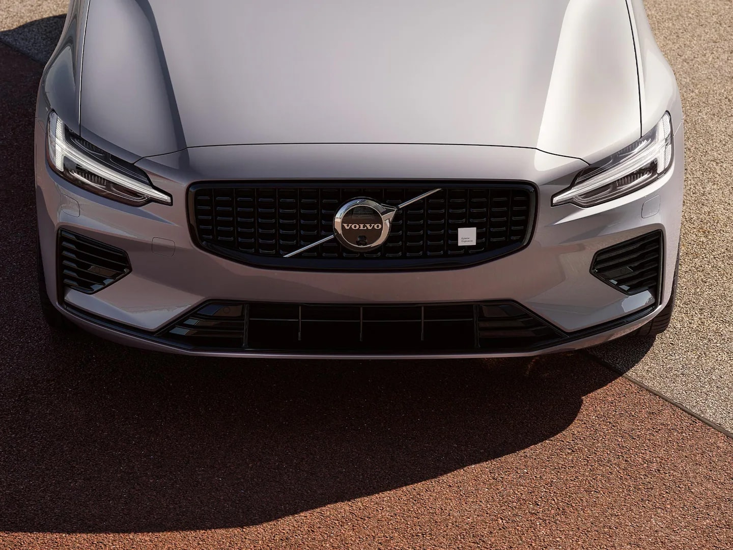Detalles de diseño exterior renovados del Volvo V60 Recharge.