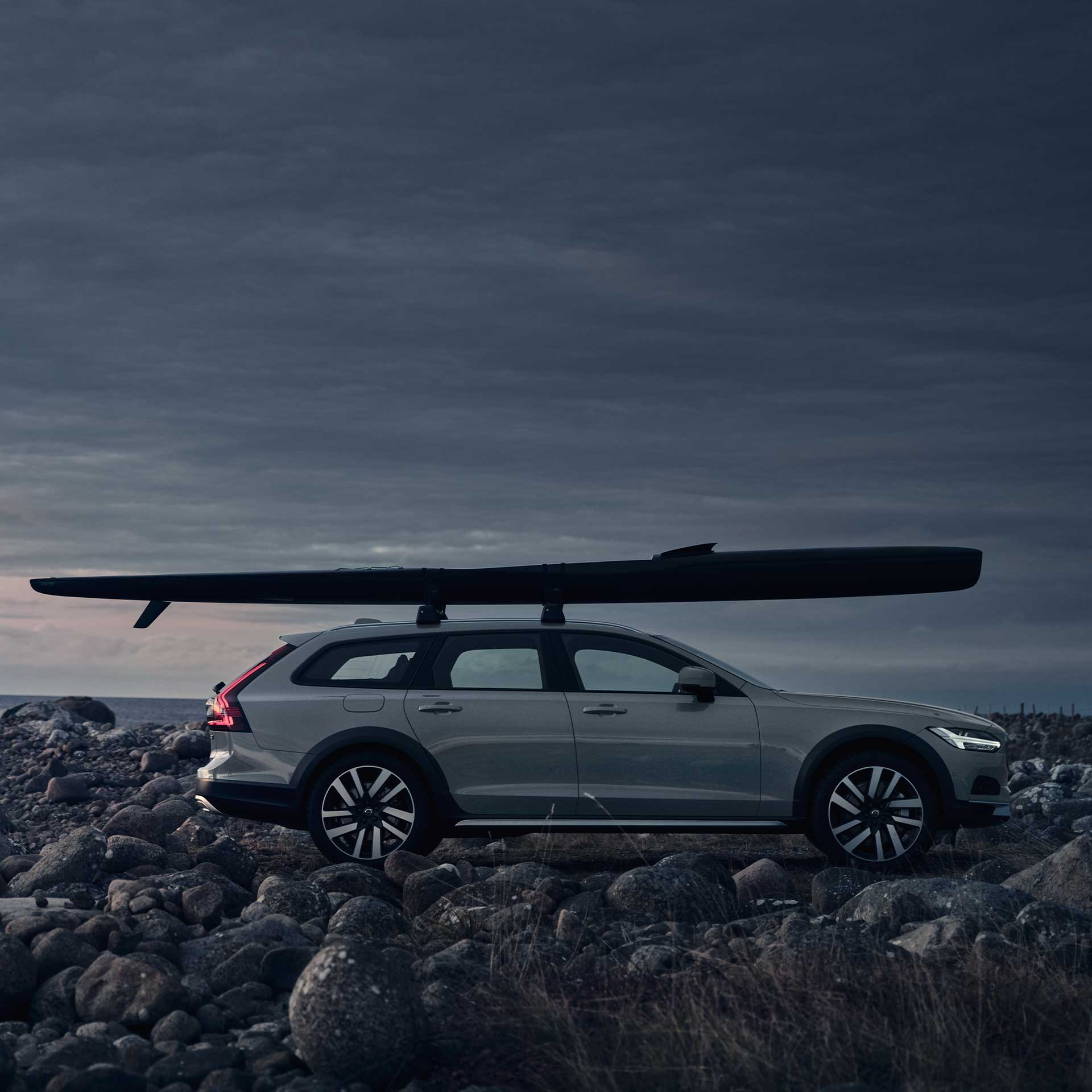 Ein Volvo V90 Cross Country mit Lifestyle-Zubehör zum Transport Ihrer Ausrüstung.