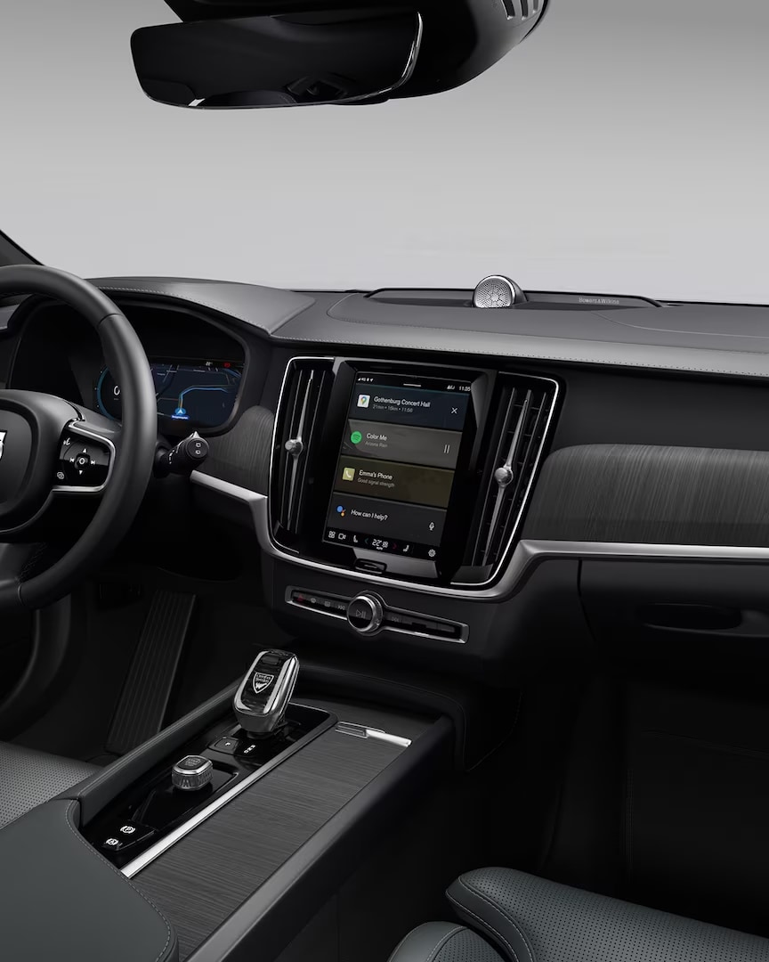 Asiento del conductor y consola central en un Volvo V90 Cross Country.