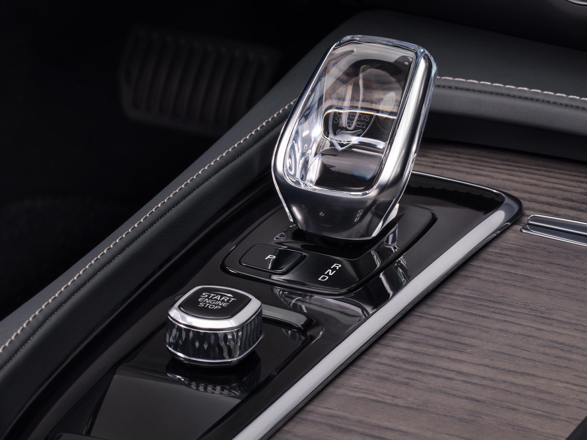 Interior de un Volvo V90 Cross Country con una palanca de cambios de cristal de auténtico vidrio sueco de Orrefors.
