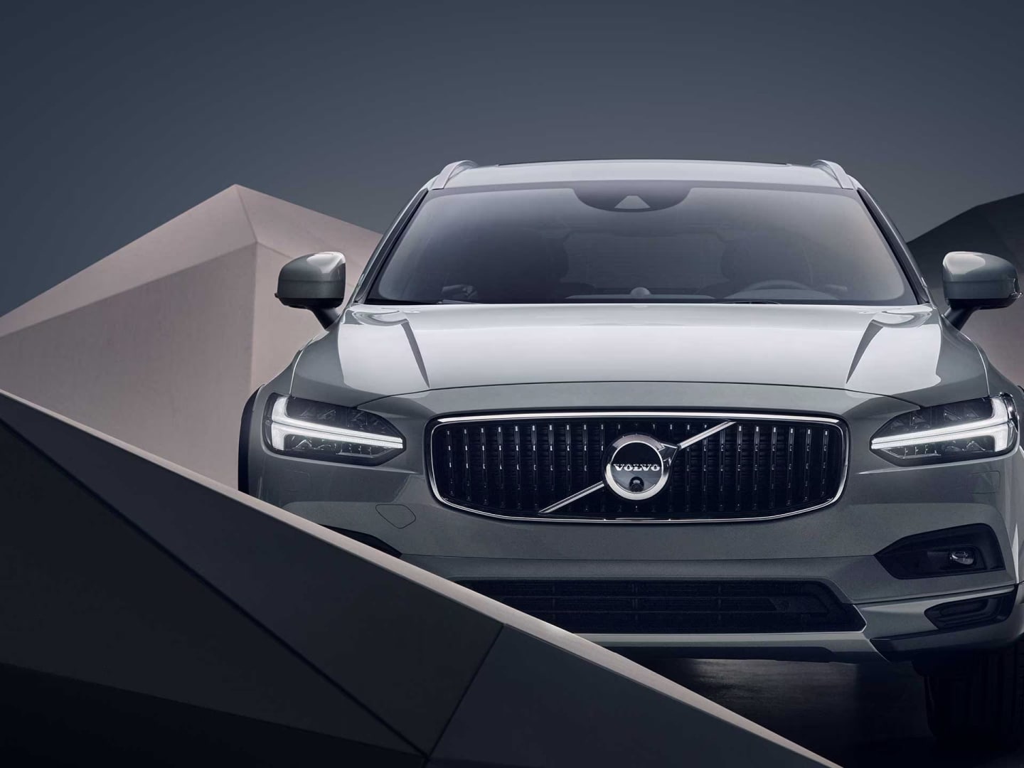 Front exterior of a Volvo V90 Cross Country crafted for outdoor adventures.