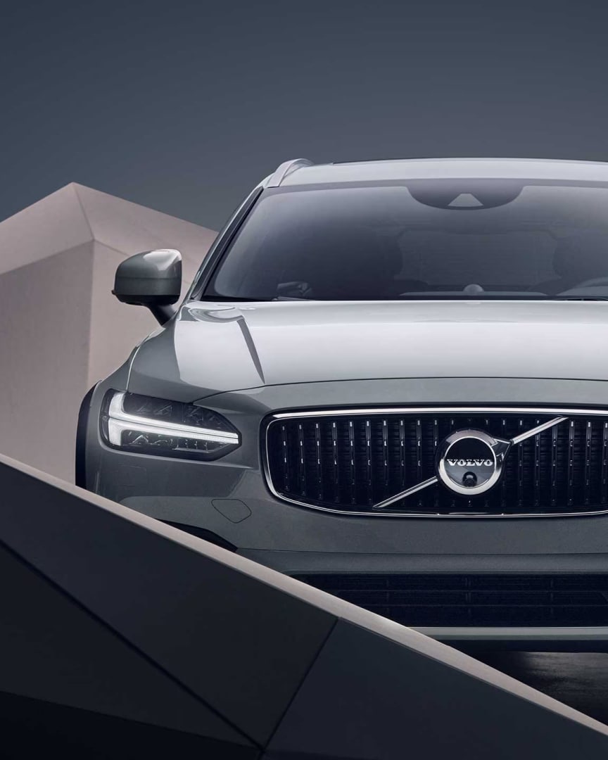 Front exterior of a Volvo V90 Cross Country crafted for outdoor adventures.
