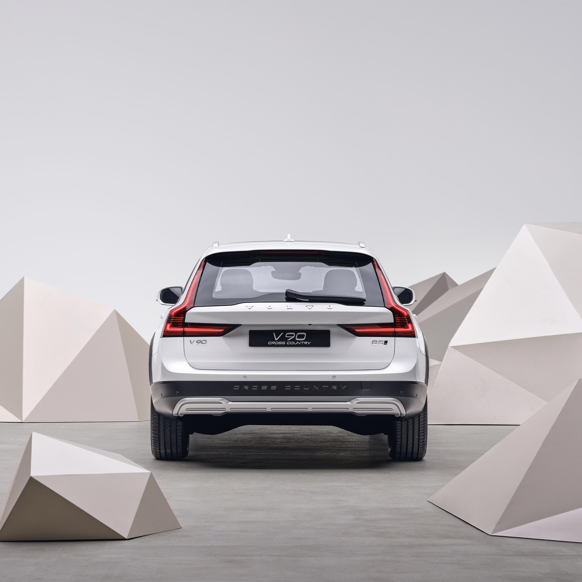 Exterior rear view of the Volvo V90 Cross Country in Crystal White.