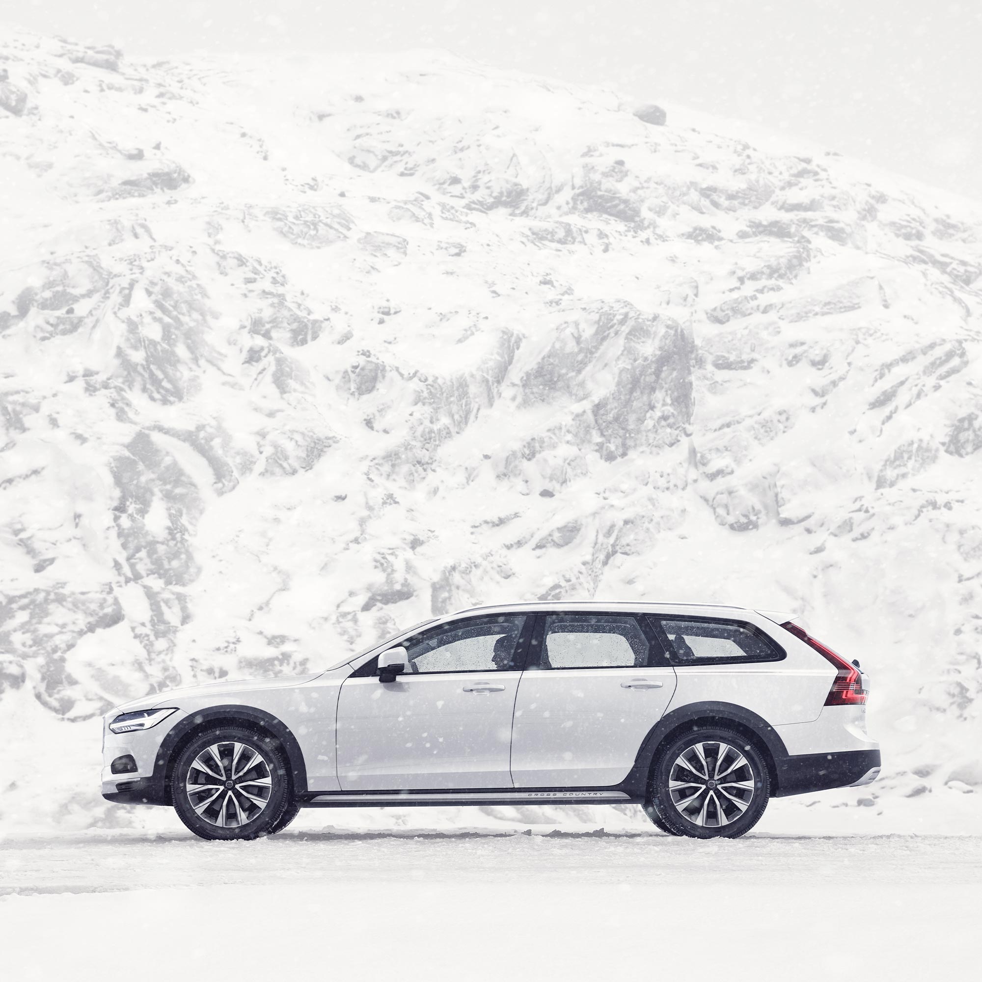 Exterior side view of the Volvo V90 Cross Country in Crystal White.