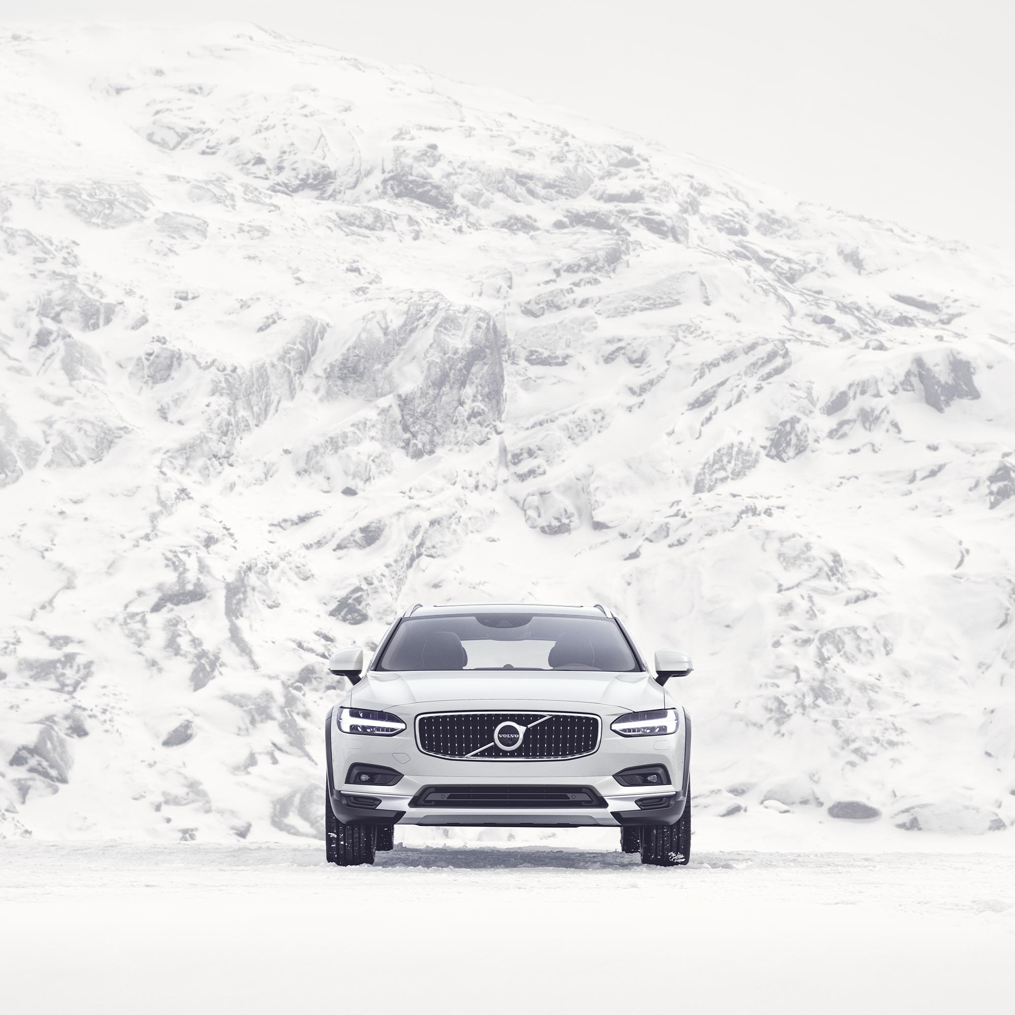 Pohled zepředu na Volvo V90 Cross Country v bílém odstínu laku Crystal White.