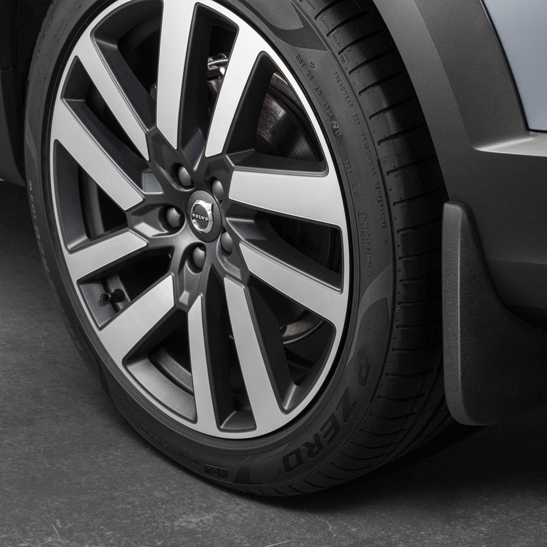 Extra stability and grip with large wheels on the Volvo V90 Cross Country.