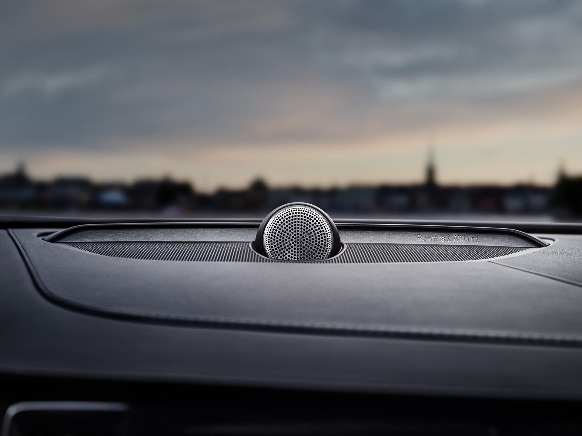 Bowers & Wilkins hangszóró egy Volvo V90 Recharge belső terében.