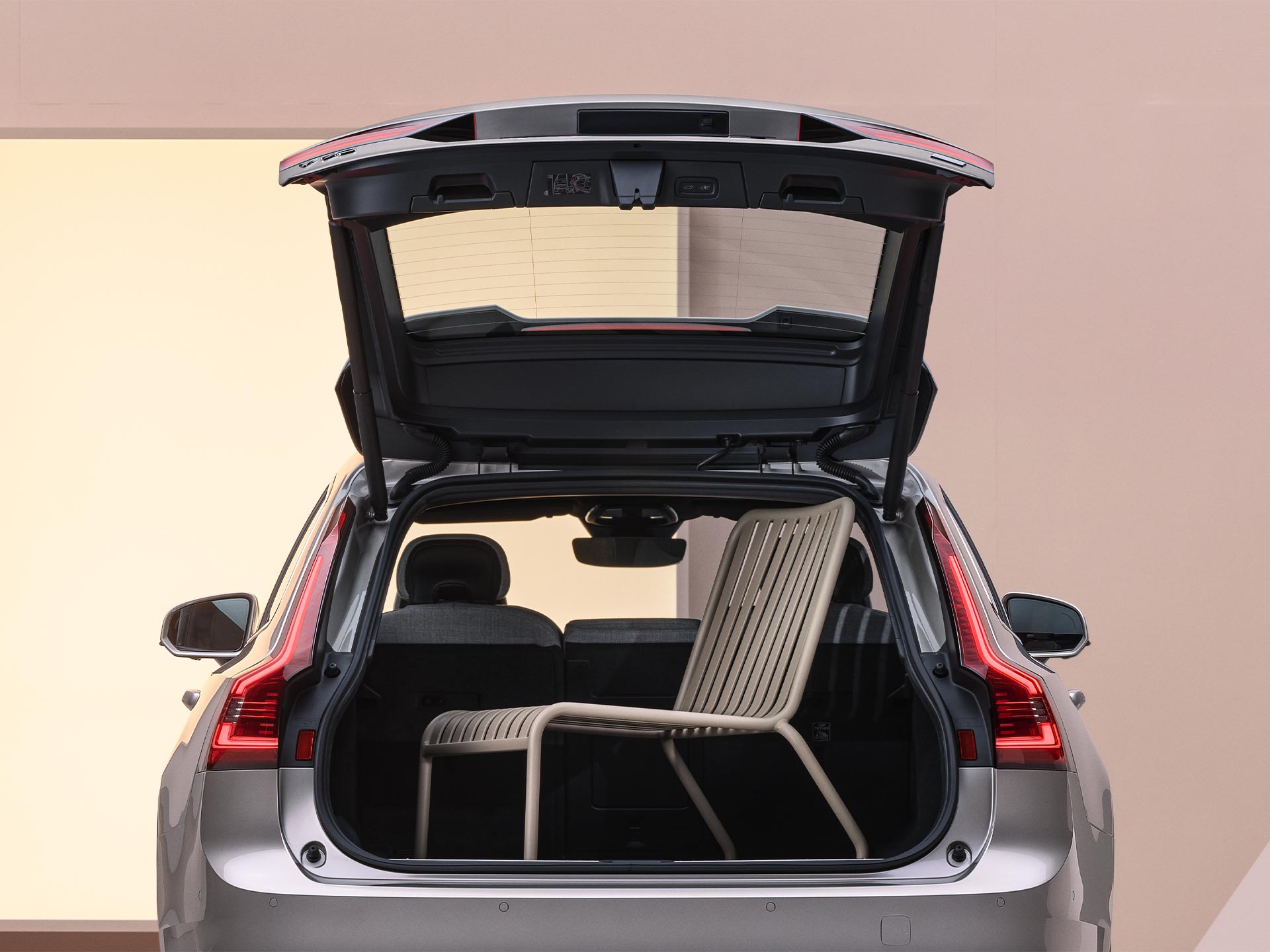 Las opciones versátiles de carga y disposición de los asientos y el diseño espacioso de la zona de carga en el Volvo V90 Recharge.