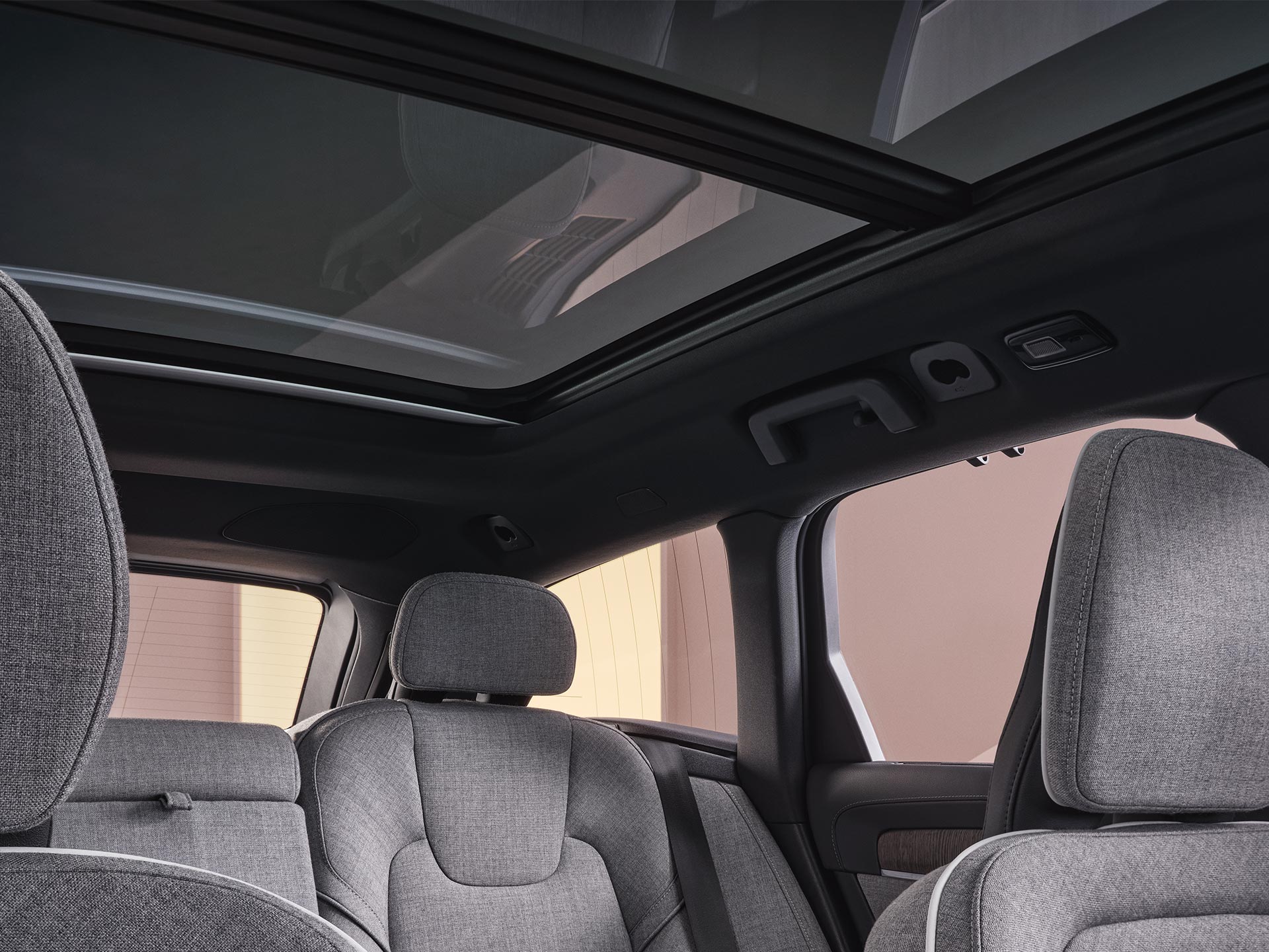 Vue intérieure de la Volvo V90 plug-in hybride avec toit panoramique.