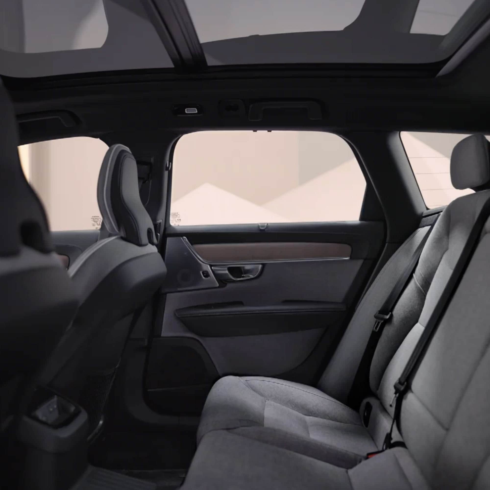 Présentation du design intérieur du break familial sportif Volvo V90 plug-in hybride.
