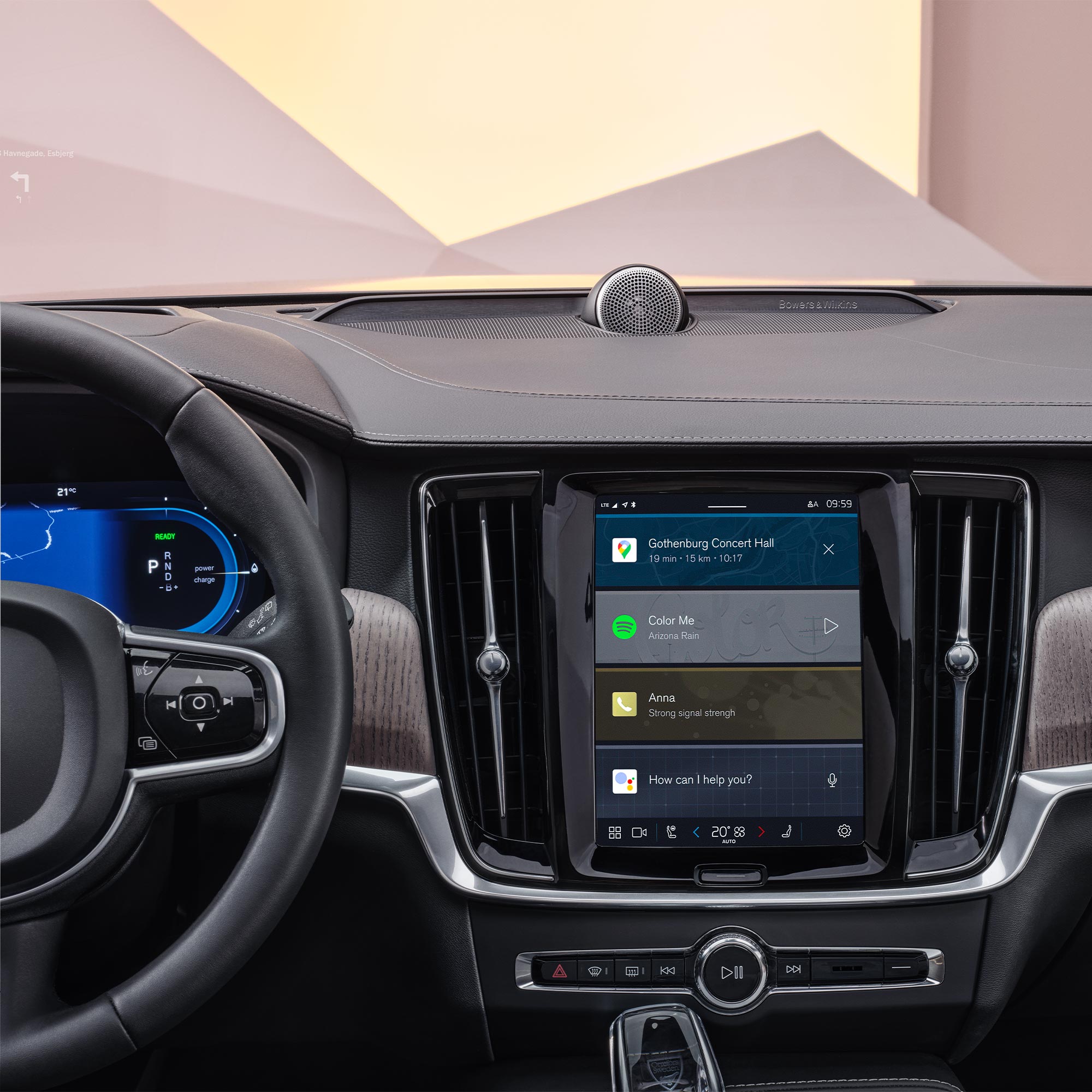 Vista del volante y la pantalla central del Volvo V90 Recharge desde la pantalla del conductor.