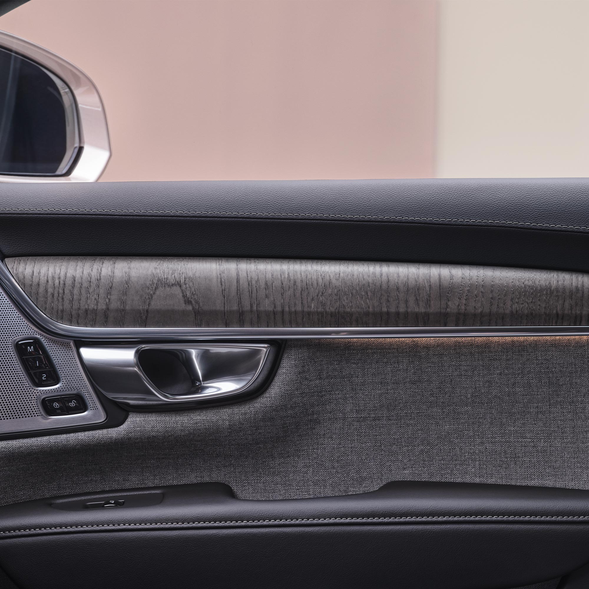 Innenansicht der Beifahrertür des Volvo V90 Recharge Plug-in Hybrid.