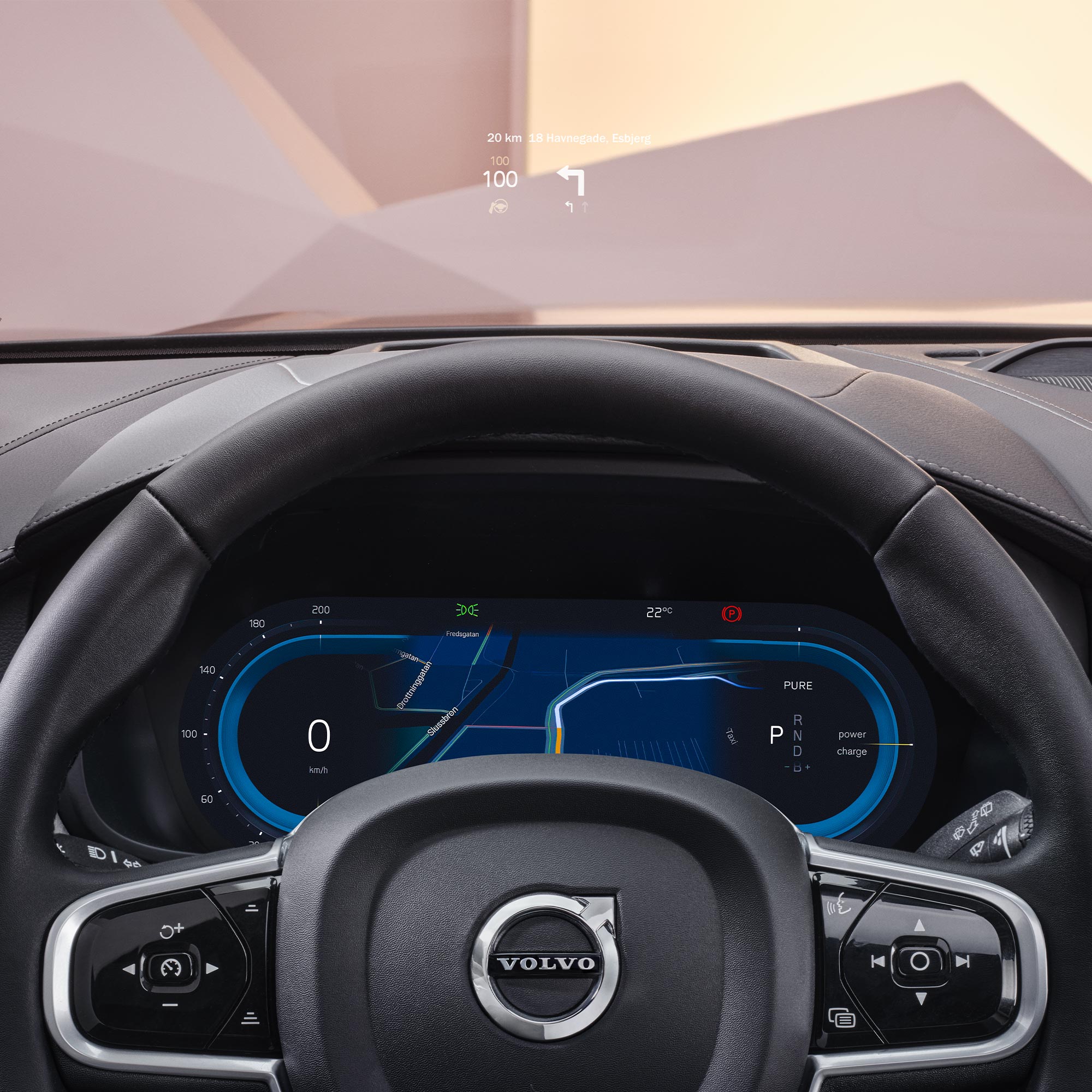 Blick vom Fahrersitz auf Lenkrad und Fahrerdisplay des Volvo V90 Recharge Plug-in Hybrid.