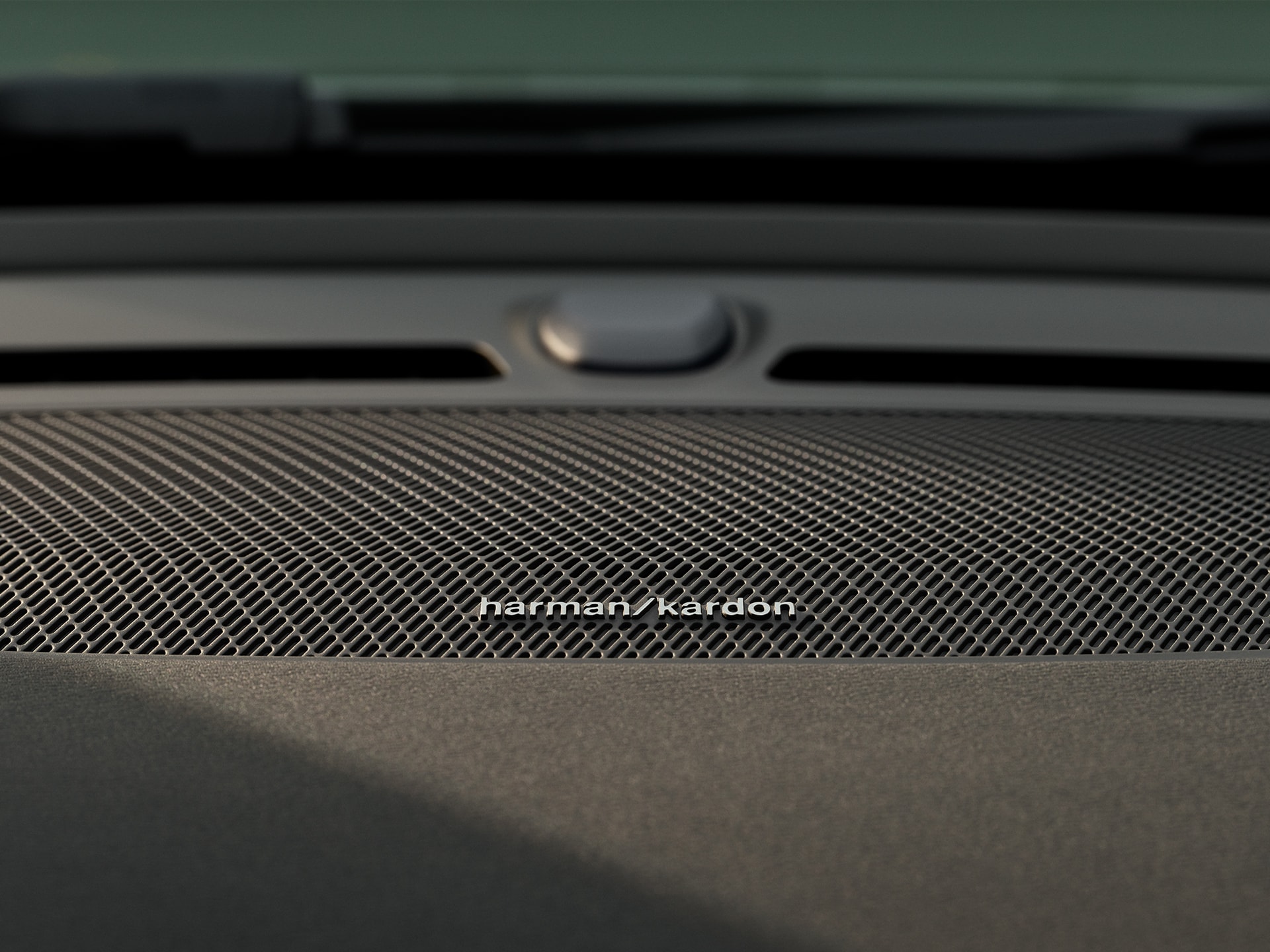 Detaljbild av Harman Kardon-högtalare i dörren på Volvo XC40 Recharge.