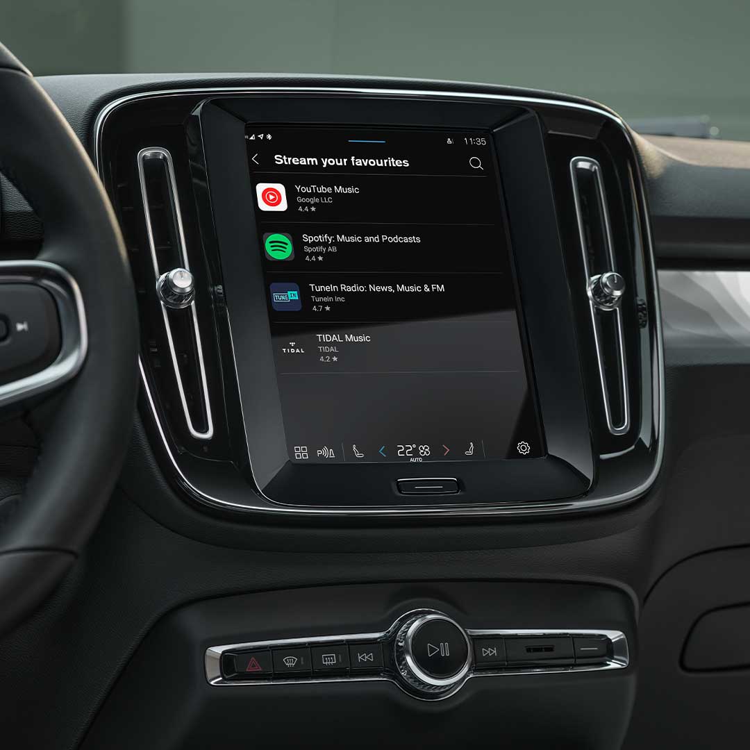 Nove aplikacije u automobilu prikazane na centralnom ekranu modela Volvo XC40 Recharge.